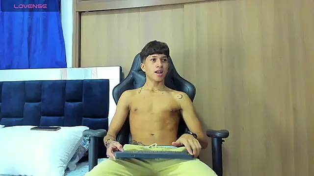 Snapshot of _CamiloBass chatting on January 28, 1:39 am  CamiloBass online show from January 28, 1:39 am