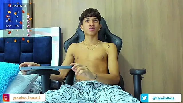 Snapshot of _CamiloBass chatting on February 8, 1:11 am  CamiloBass online show from February 8, 1:11 am