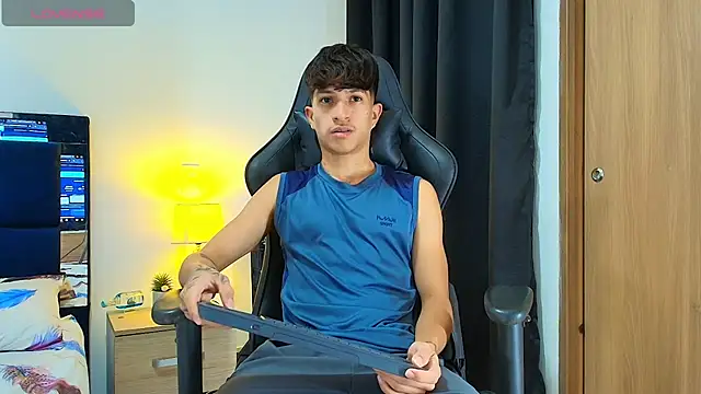 Snapshot of _CamiloBass chatting on April 23, 12:56 am CamiloBass online show from April 23, 12:56 am