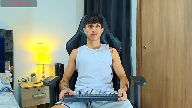 Snapshot of _CamiloBass chatting on May 1, 10:47 pm CamiloBass online show from May 1, 10:47 pm