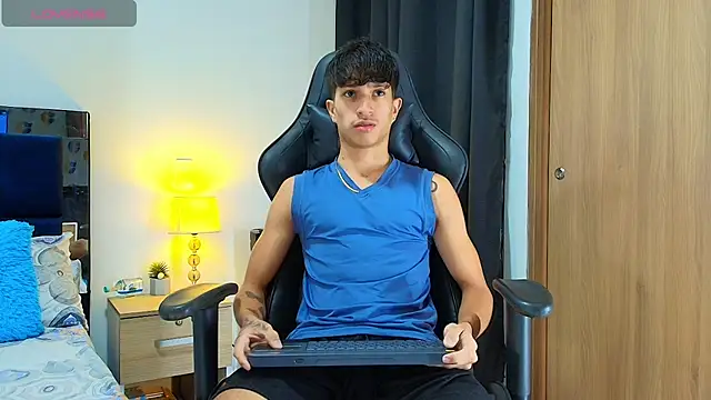 Snapshot of _CamiloBass chatting on May 3, 12:27 am CamiloBass online show from May 3, 12:27 am