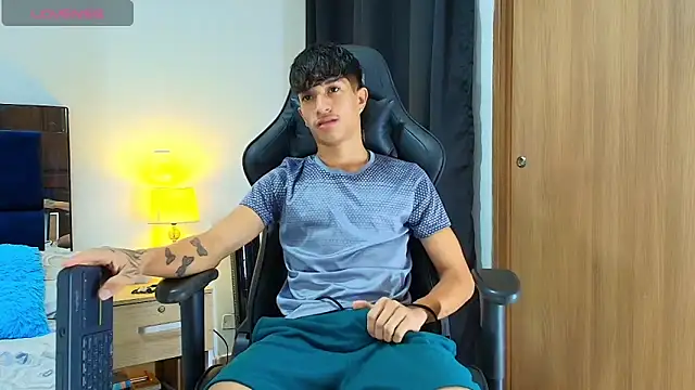 Snapshot of _CamiloBass chatting on May 3, 8:15 pm CamiloBass online show from May 3, 8:15 pm