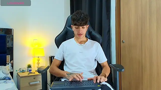 Snapshot of _CamiloBass chatting on May 8, 12:49 am CamiloBass online show from May 8, 12:49 am