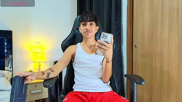 Snapshot of _CamiloBass chatting on May 10, 8:03 pm CamiloBass online show from May 10, 8:03 pm