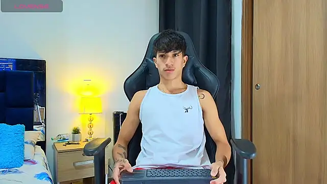 Snapshot of _CamiloBass chatting on May 12, 12:52 am CamiloBass online show from May 12, 12:52 am