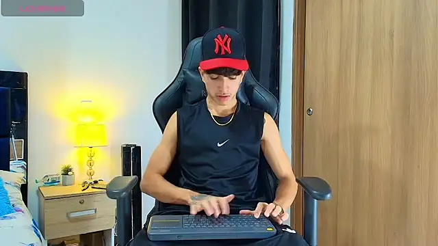 Snapshot of _CamiloBass chatting on May 13, 1:03 am CamiloBass online show from May 13, 1:03 am