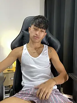 Snapshot of _CamiloBass chatting on May 16, 7:12 pm CamiloBass online show from May 16, 7:12 pm
