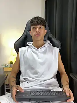 Snapshot of _CamiloBass chatting on May 17, 6:37 pm CamiloBass online show from May 17, 6:37 pm