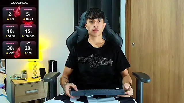 Snapshot of _CamiloBass chatting on May 19, 12:49 am CamiloBass online show from May 19, 12:49 am