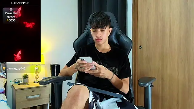 Snapshot of _CamiloBass chatting on May 19, 1:56 am CamiloBass online show from May 19, 1:56 am