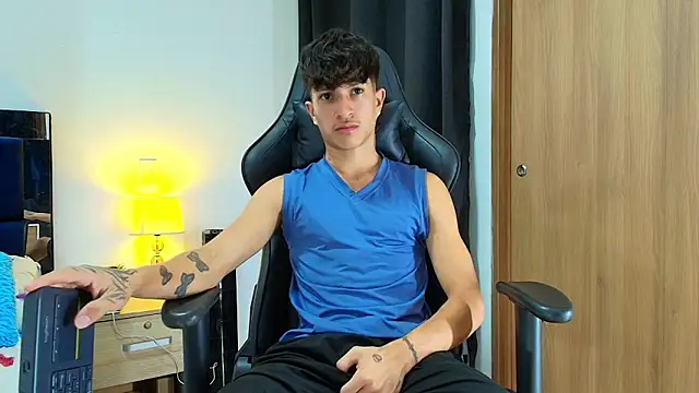 Snapshot of _CamiloBass chatting on May 22, 1:46 am CamiloBass online show from May 22, 1:46 am