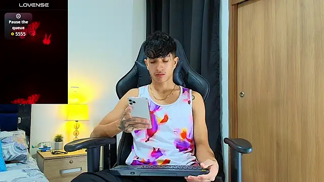Snapshot of _CamiloBass chatting on May 26, 1:01 am CamiloBass online show from May 26, 1:01 am