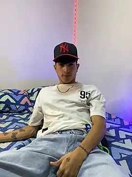 Snapshot of _CamiloBass chatting on June 4, 1:44 am CamiloBass online show from June 4, 1:44 am