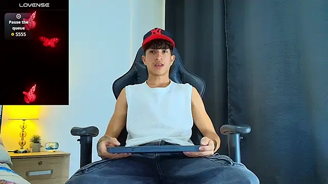 Snapshot of _CamiloBass chatting on June 5, 1:45 am CamiloBass online show from June 5, 1:45 am