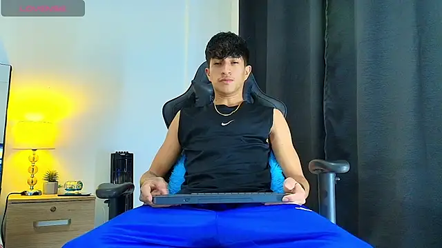 Snapshot of _CamiloBass chatting on June 6, 1:00 am CamiloBass online show from June 6, 1:00 am