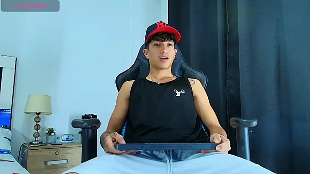 Snapshot of _CamiloBass chatting on June 7, 12:59 am CamiloBass online show from June 7, 12:59 am