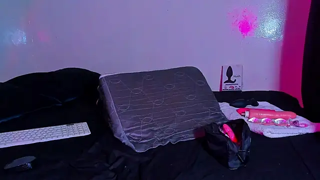 Piggy Eddy online show from March 18, 1:42 am