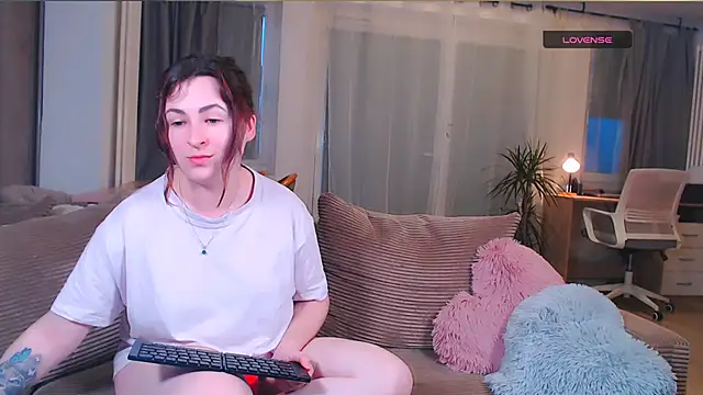 Snapshot of Caroline1995 chatting on March 19, 5:28 pm Caroline1995 online show from March 19, 5:28 pm