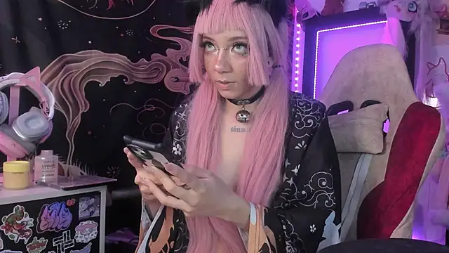Snapshot of Alicedangerrr chatting on May 2, 1:32 am Alicedangerrr online show from May 2, 1:32 am