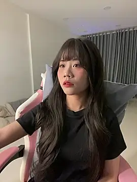 Snapshot of -rosiie- chatting on February 13, 2:20 pm -rosiie- online show from February 13, 2:20 pm