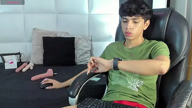 Snapshot of Santy_carrington chatting on December 9, 11:24 pm Santy carrington online show from December 9, 11:24 pm