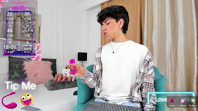 Snapshot of Santy_carrington chatting on February 13, 10:54 pm Santy carrington online show from February 13, 10:54 pm