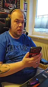 Snapshot of PupW0lfy chatting on April 2, 5:32 pm PupW0lfy online show from April 2, 5:32 pm