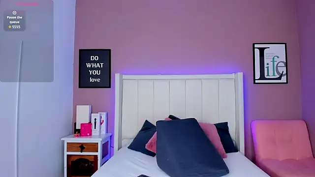 Britanymooree online show from November 4, 8:08 pm