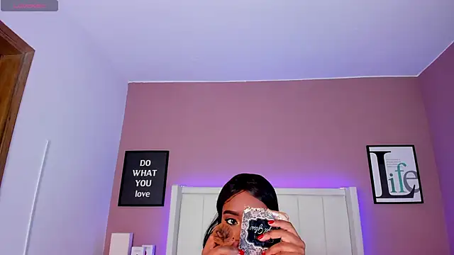 Britanymooree online show from November 5, 7:25 pm