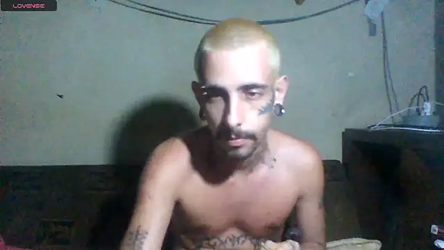 Snapshot of sellvageria chatting on April 26, 11:57 pm sellvageria online show from April 26, 11:57 pm