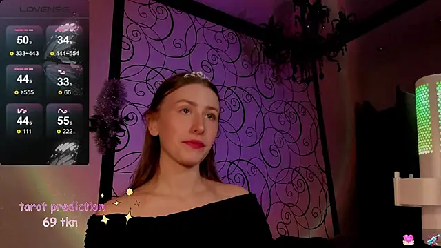 Snapshot of Emily_April chatting on December 17, 1:50 am Emily April online show from December 17, 1:50 am