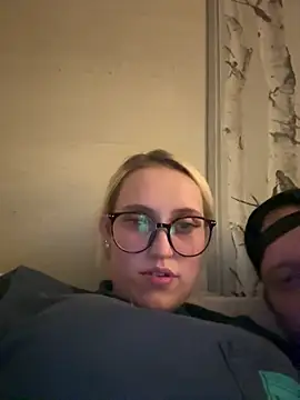 Snapshot of StrawberryCheww chatting on March 7, 11:40 am StrawberryCheww online show from March 7, 11:40 am