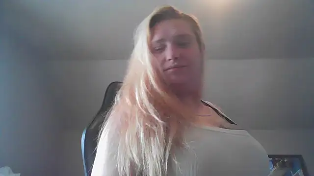 Snapshot of Lalalynn chatting on May 24, 6:35 pm Lalalynn online show from May 24, 6:35 pm