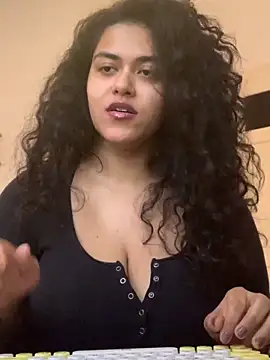 Snapshot of Curvydesifromgermany chatting on January 8, 2:35 pm Curvydesifromgermany online show from January 8, 2:35 pm