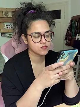 Curvydesifromgermany online show from June 12, 1:43 pm
