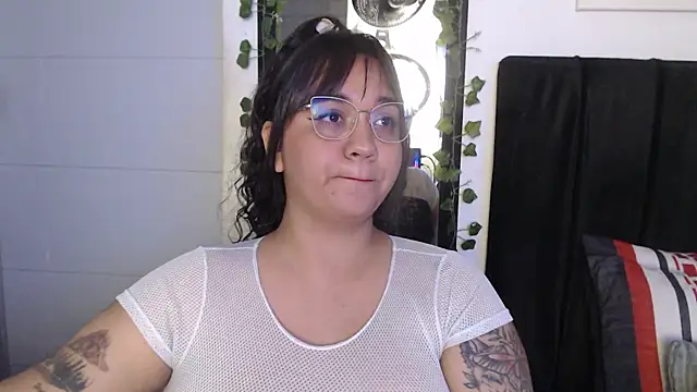 Snapshot of Alezapark chatting on August 4, 2:41 pm Alezapark online show from August 4, 2:41 pm