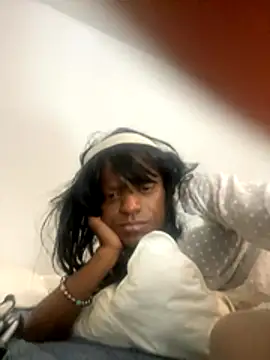 Snapshot of sexyhollytrannny chatting on November 3, 1:23 pm sexyhollytrannny online show from November 3, 1:23 pm