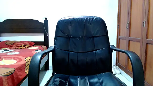 Snapshot of Dei_v_48 chatting on February 23, 8:39 pm Dei v 48 online show from February 23, 8:39 pm