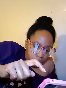 Snapshot of madamsensuale chatting on February 15, 6:02 am madamsensuale online show from February 15, 6:02 am