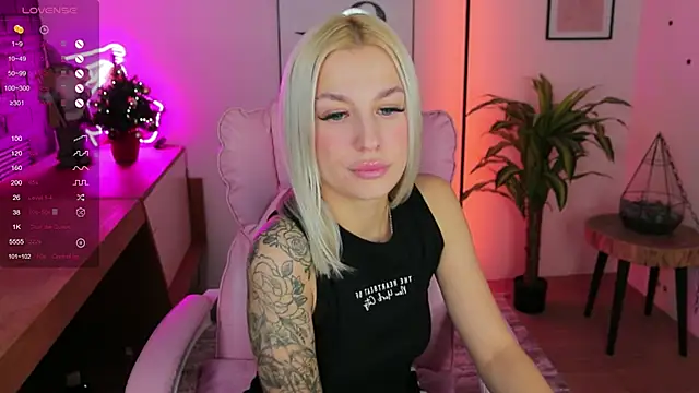 Snapshot of Crystal_Barbie chatting on December 3, 8:06 pm Crystal Barbie online show from December 3, 8:06 pm