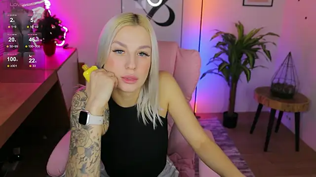 Snapshot of Crystal_Barbie chatting on December 10, 2:27 am Crystal Barbie online show from December 10, 2:27 am