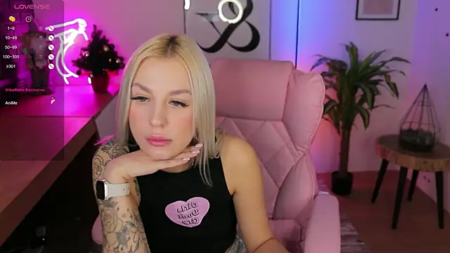 Snapshot of Crystal_Barbie chatting on December 10, 11:19 pm Crystal Barbie online show from December 10, 11:19 pm