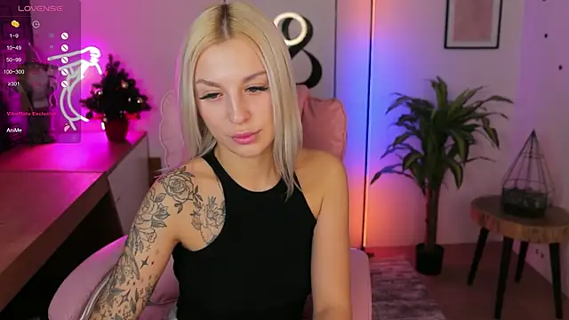 Snapshot of Crystal_Barbie chatting on December 12, 2:48 am Crystal Barbie online show from December 12, 2:48 am