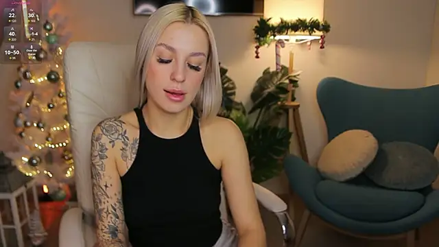 Snapshot of Crystal_Barbie chatting on December 12, 11:58 pm Crystal Barbie online show from December 12, 11:58 pm
