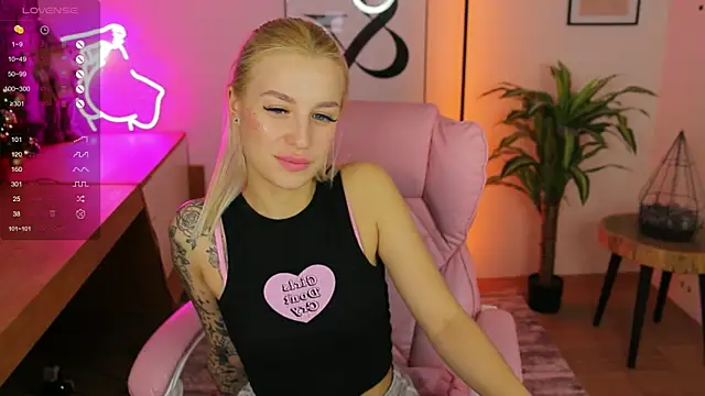 Snapshot of Crystal_Barbie chatting on December 24, 1:49 am Crystal Barbie online show from December 24, 1:49 am