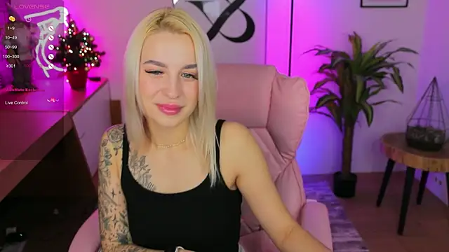 Snapshot of Crystal_Barbie chatting on January 2, 10:55 pm Crystal Barbie online show from January 2, 10:55 pm