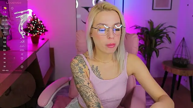 Snapshot of Crystal_Barbie chatting on January 6, 10:15 pm Crystal Barbie online show from January 6, 10:15 pm