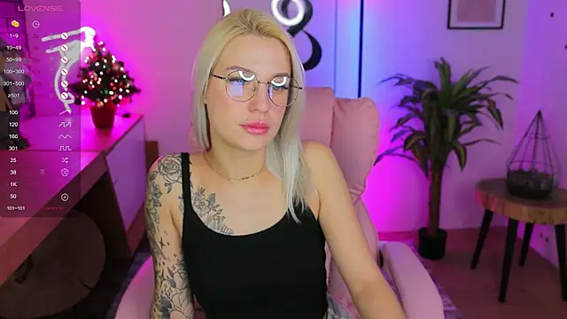 Snapshot of Crystal_Barbie chatting on January 7, 1:28 am Crystal Barbie online show from January 7, 1:28 am