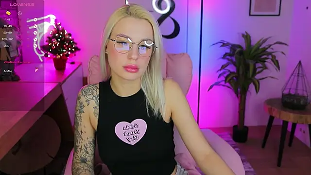 Snapshot of Crystal_Barbie chatting on January 7, 7:28 pm Crystal Barbie online show from January 7, 7:28 pm