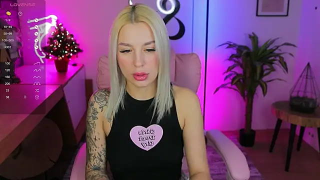 Snapshot of Crystal_Barbie chatting on January 7, 10:30 pm Crystal Barbie online show from January 7, 10:30 pm